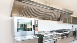 Cocina profesional con acero inoxidable para mayor higiene y durabilidad.